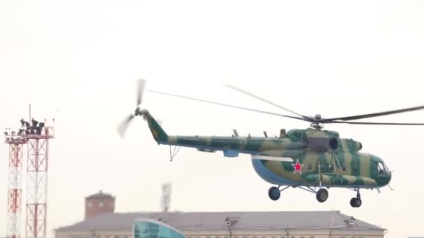 Militaire helikopter vliegt over het vliegveld — Stockvideo