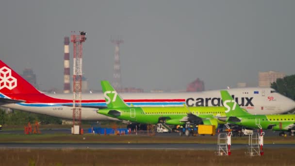 Boeing Cargo parki na lotnisku fartuch — Wideo stockowe