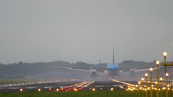 KLM Boeing 777, приземляющийся в аэропорту Схипхол, — стоковое видео