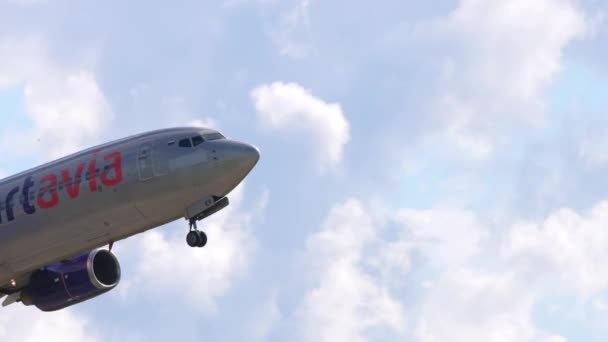 Avião de passageiros a descolar — Vídeo de Stock