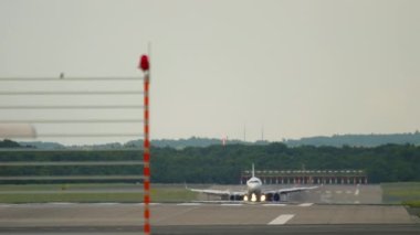 Jet uçağı Düsseldorf 'a iniyor.