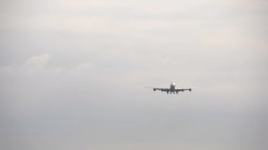 Kargo uçağı iniş için yaklaşıyor.