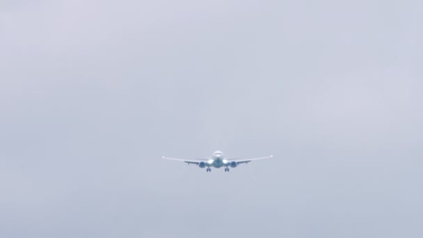 Avião aproxima-se para aterragem — Vídeo de Stock