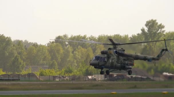 Militaire helikopter landt op de landingsbaan op het vliegveld — Stockvideo