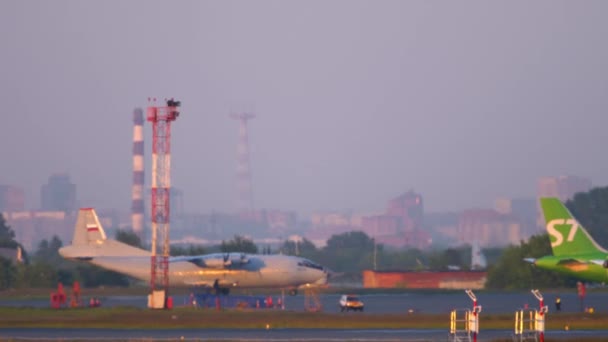 Antonov AN-12 militär taxning på landningsbanan — Stockvideo