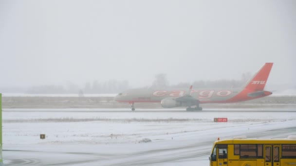 Боїнг 757 вантаж на злітно-посадковій смузі взимку. — стокове відео