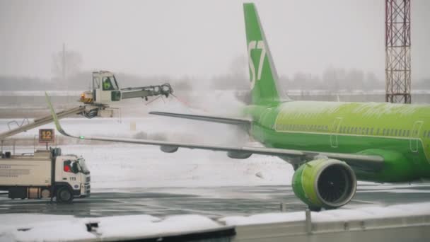 Descongelar la aeronave antes de la salida — Vídeo de stock