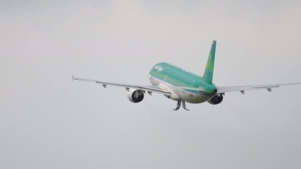 Aer Lingus Şirketi yağmurda havalanıyor. — Stok video