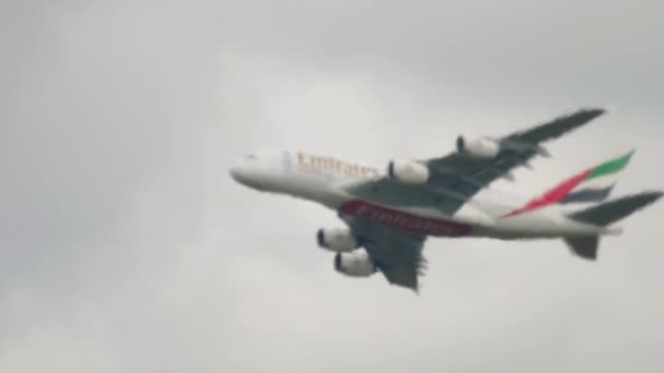 Emirates Airbus A380 выполняет посадку — стоковое видео