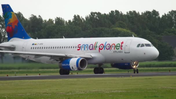 Small Planet Airbus A320 beim Rollen — Stockvideo