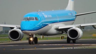 KLM Embraer 190 kalkış için bekliyor