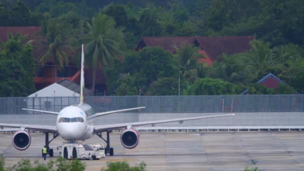 Boeing 757 Sunday pulls a tractor — Stock Video