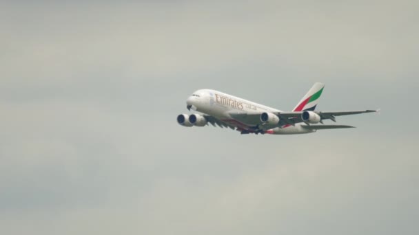 阿联酋空中客车A380在灰蒙蒙的天空中飞行 — 图库视频影像