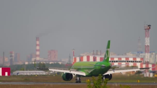 L'aereo passeggeri S7 Airlines rallenta — Video Stock