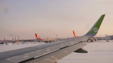 Uçak pencereden birinci şahıs görüntüsünü kaldırır.