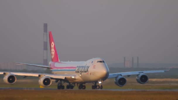 Cargolux Boeing 747 taxis — стокове відео