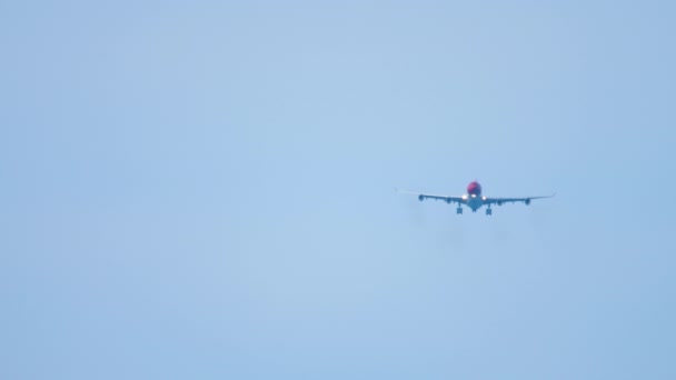 Авиалайнер приближается к посадке — стоковое видео
