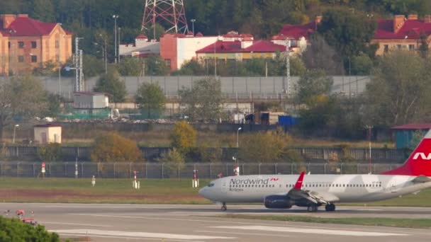 Nordwind 737 avião chegou a Sochi — Vídeo de Stock