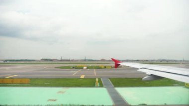 Kalkışta uçak penceresinden görüntüle