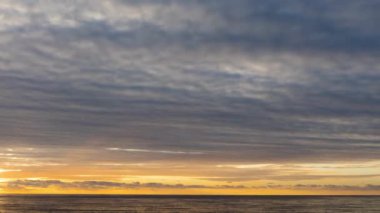 Gün batımını deniz kenarında geçirin.