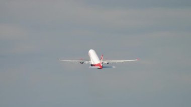 Air Berlin kalkış sırasında irtifa kazanıyor