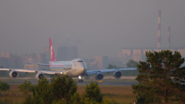 Cargolux Boeing 747 på startbanan — Stockvideo