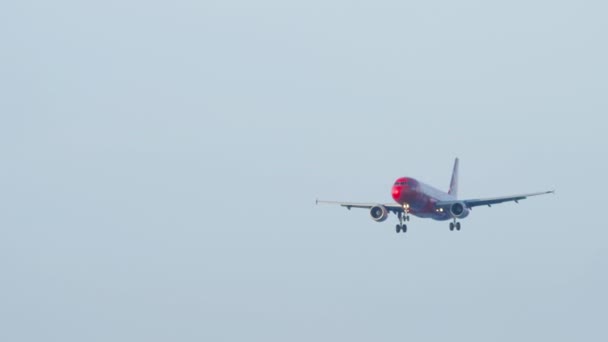 Airbus AirAsia llega al aeropuerto de Phuket — Vídeos de Stock
