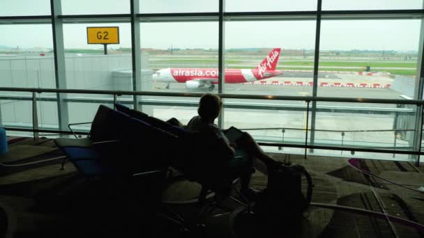 Silhouette eines Passagiers am Terminal-Fenster — Stockvideo