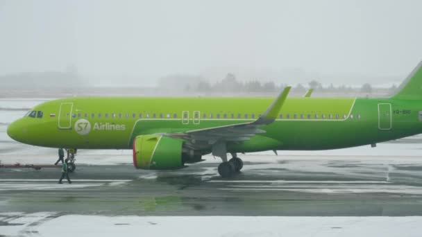 Airbus S7 Airlines отправление зимой — стоковое видео