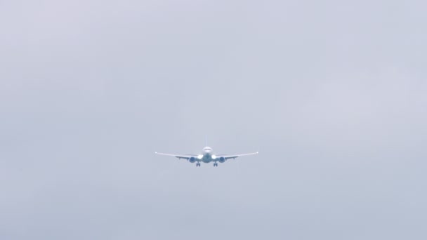 Silhueta de avião no céu cinzento — Vídeo de Stock