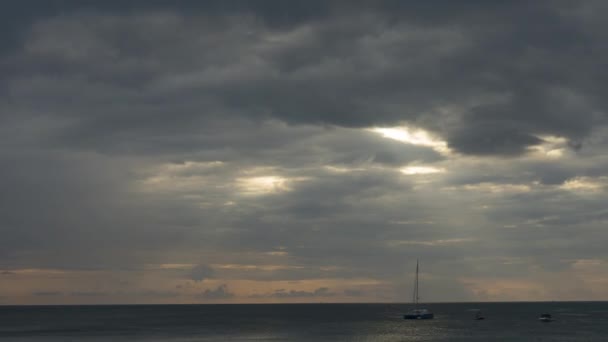 Yachten vor dem Hintergrund von Sonnenuntergang und dunklen Wolken — Stockvideo