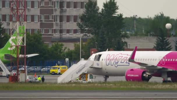 Flugzeug bereitet sich auf Abflug vor Stock-Filmmaterial