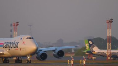 Kargo uçağı geldi ve terminale iniyor.