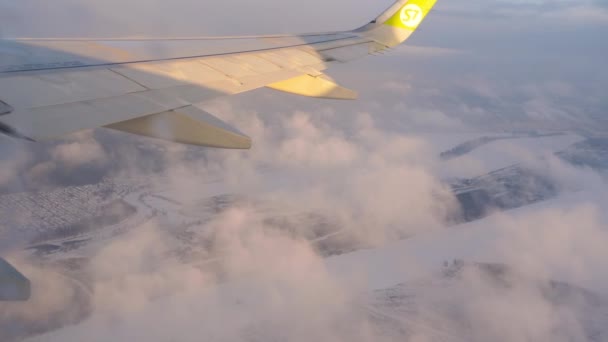 Vliegtuig stijgt op over de winter besneeuwde stad — Stockvideo