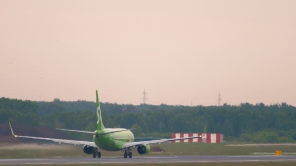 Samolot pasażerski startujących linii lotniczych S7 — Wideo stockowe