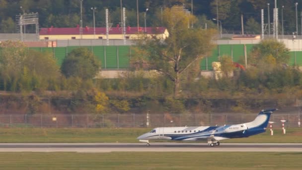 Frenagem Embraer Legacy depois de pousar em Sochi — Vídeo de Stock