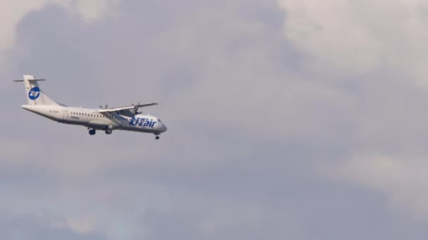 Utair ATR 72 vola per l'atterraggio — Video Stock