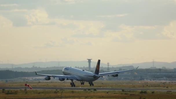 Airbus 340 de Lufthansa aterrizaje — Vídeos de Stock