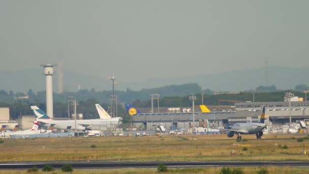 Airbus Lufthansa lepas landas perlahan-lahan — Stok Video