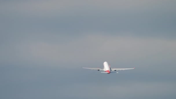 Das Flugzeug hebt in den Himmel ab — Stockvideo