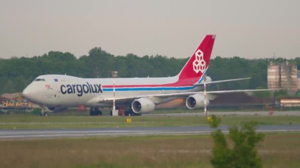 Cargolux Boeing 747 vznášedlo pojíždění — Stock video