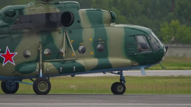 Militaire helikopter op de startbaan — Stockvideo