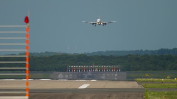 Aterrizar un avión en un caluroso día de verano — Vídeos de Stock