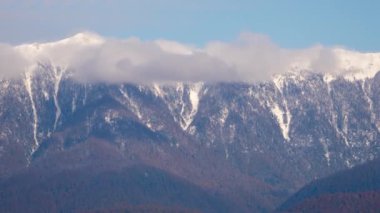 Karla kaplı dağlar ve bulutlar