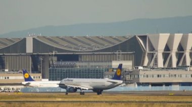 Frankfurt havaalanında Lufthansa uçağı yavaşladı.