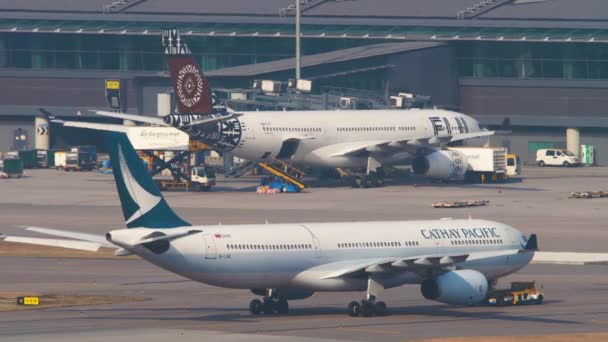 Cathay Pacific airliner je odtahován ze služby — Stock video