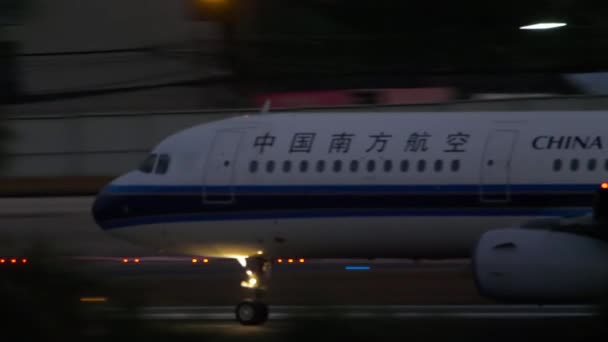 China Southern taxiing på Phuket flygplats — Stockvideo