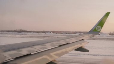 Kalkan bir uçağın penceresinden bak