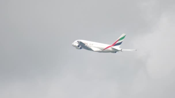 Emirates Airbus A380 злітає. — стокове відео