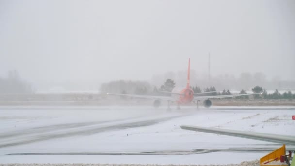 Τρακτέρ καθαρίζει το χιόνι από την περιοχή του αεροδρομίου — Αρχείο Βίντεο